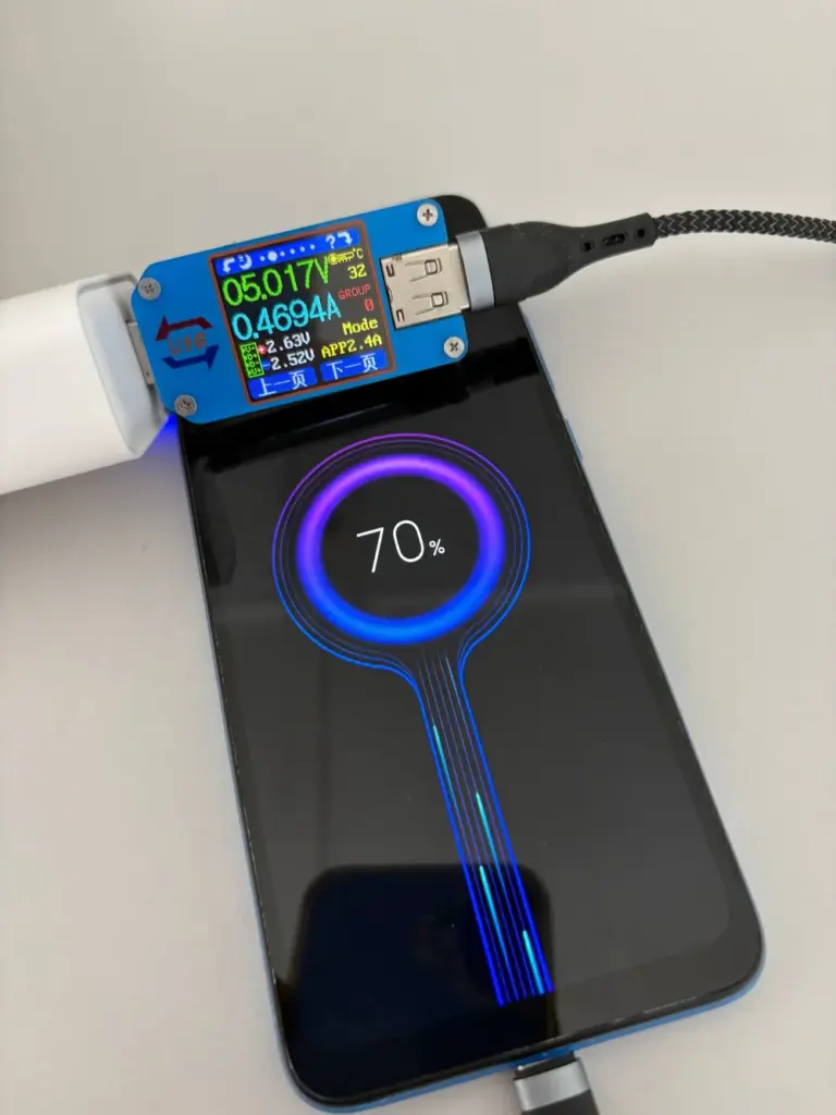 Проверка зарядки телефона с помощью USB-тестера