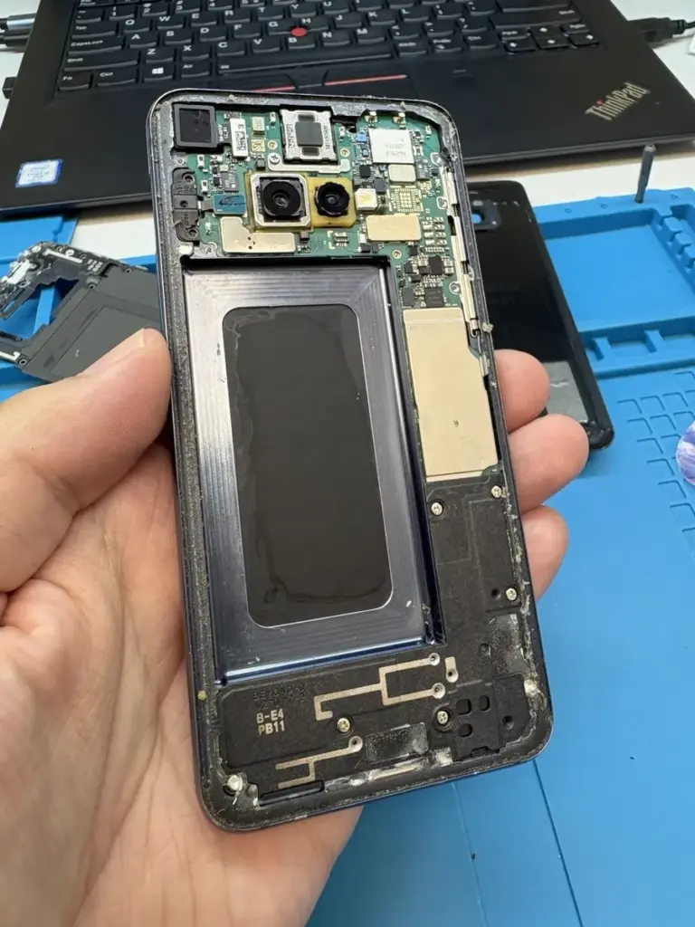 Смартфон Samsung после снятия старого аккумулятора перед установкой нового